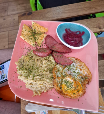 Mangú con mixto y huevos